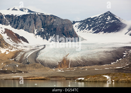 Un glacier dans le nord du Svalbard avec montrant moraine où il a reculé à partir de Banque D'Images