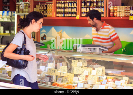 French Cheese shop avec des dizaines de sortes de fromages et des femmes le choix du client parmi eux Banque D'Images