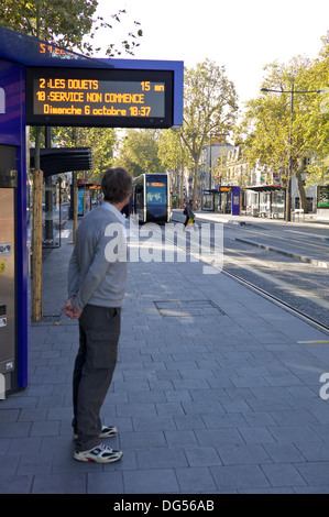 En attente d'un tram, Tours, Indre-et-Loire, France Banque D'Images