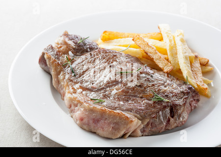 Assiette de steak de boeuf grillé avec des frites Banque D'Images