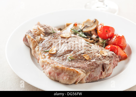 Pavé de boeuf grillé avec des légumes et du vin Banque D'Images