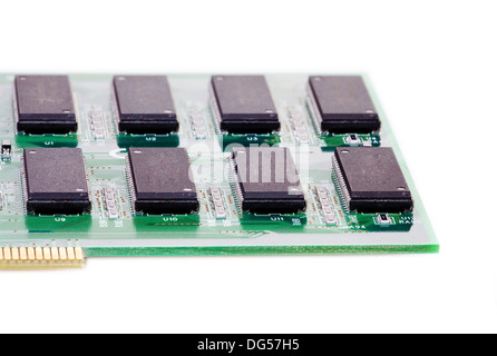 Carte de circuits numériques avec des puces électroniques dans les supports isolé sur fond blanc Banque D'Images