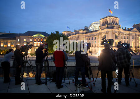 Berlin, Allemagne. 14Th Oct, 2013. Les équipes de caméra observer les pourparlers exploratoires entre CDU/CSU et SPD à la société parlementaire allemande (DPG) à Berlin, Allemagne, 14 octobre 2013. Photo : KAY NIETFELD/dpa/Alamy Live News Banque D'Images