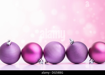 Noël Boules violettes sur fond flou Banque D'Images