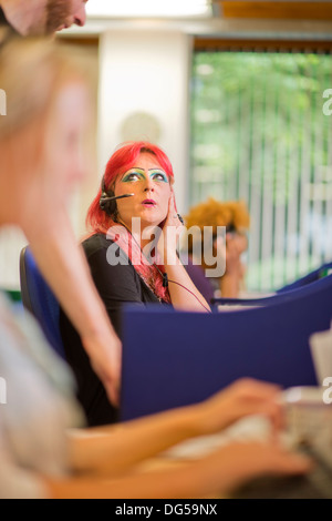 Les opérateurs téléphoniques pour le centre d'assistance téléphonique à l'Université de l'ouest de l'Angleterre (UWE Bristol) répondre à des appels de l'espoir le stu Banque D'Images