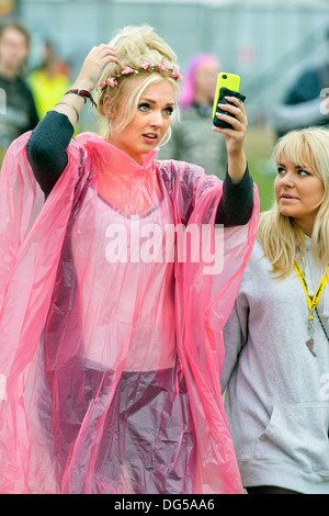 Le Reading Festival - une musique fan ajuste ses cheveux tandis que la position de la scène principale, Août 2013 Banque D'Images