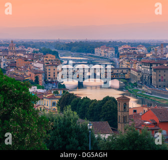 Le Ponte Vecchio sur l'Arno à Florence, Italie. Prises à partir de la Piazzale Michelangelo Banque D'Images