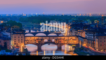 Le Ponte Vecchio sur l'Arno à Florence, Italie. Prises à partir de la Piazzale Michelangelo Banque D'Images