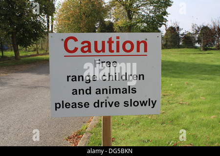 Attention free range les enfants et les animaux Veuillez conduire lentement Banque D'Images