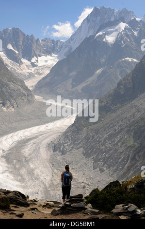 Trekker un regard méprisant sur la Mer de Glace de Chamonix, Signal Forbes, France Banque D'Images