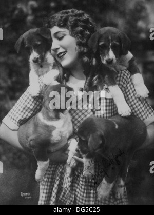 L'actrice Mary Pickford avec quatre chiots, circa 1910 Banque D'Images