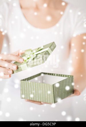 Femme mains avec boîte-cadeau Banque D'Images