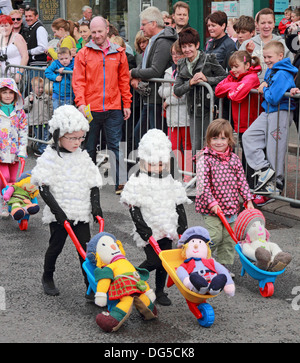 Course de brouettes pour enfants, Moffat, Dumfries & Galloway, Scotland, UK Banque D'Images