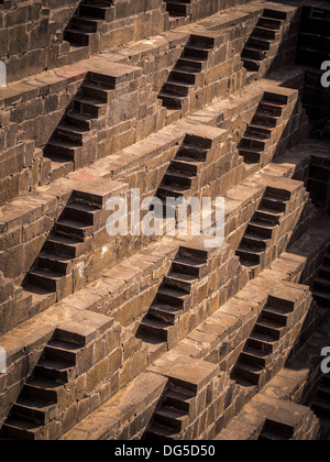 Plusieurs escaliers à l'ancienne Chand Baori cage dans le village d'Abhaneri, Rajasthan, Inde. Banque D'Images