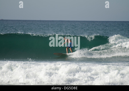 Surf à Guaeca beach, ville de São Sebastião, Sao Paulo, Brésil côte d'état Banque D'Images