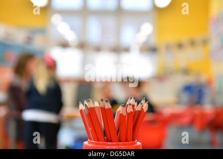 Un pot de crayons dans une salle de classe à l'usage des élèves et des enseignants dans l'apprentissage, Banque D'Images