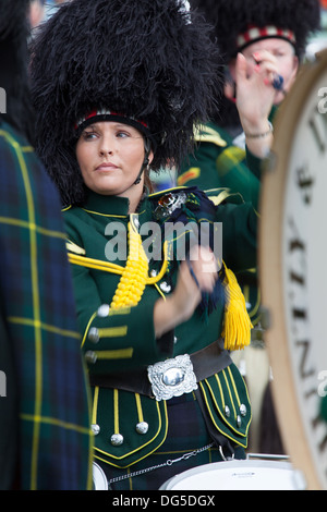 Village de Braemar, l'Écosse. Le Huntly and District Pipe Band à la collecte de Braemar jeux. Banque D'Images