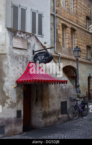 Entrée de nuit dans les rues de la vieille ville de Genève Banque D'Images