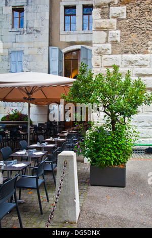 Tableaux mis prêt pour le déjeuner dans un restaurant de la vieille ville de Genève Banque D'Images