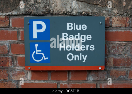 Les détenteurs de Badge Bleu seul signe en parking, la gare de Coventry, Royaume-Uni Banque D'Images