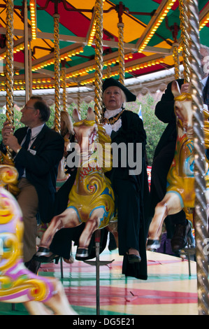 Maire de Stratford-upon-Avon Diane Walden lors de l'ouverture officielle de la foire 2013 mop, Warwickshire, UK Banque D'Images