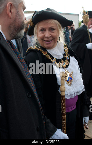 Maire de Stratford-upon-Avon Diane Walden lors de l'ouverture officielle de la foire 2013 mop, Warwickshire, UK Banque D'Images