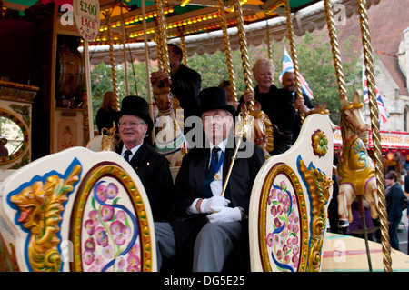 Le Mace porteurs de Stratford-upon-Avon, à l'ouverture officielle de la foire 2013 mop, Warwickshire, UK Banque D'Images