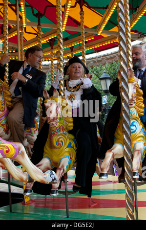 Maire de Stratford-upon-Avon Diane Walden lors de l'ouverture officielle de la foire 2013 mop, Warwickshire, UK Banque D'Images