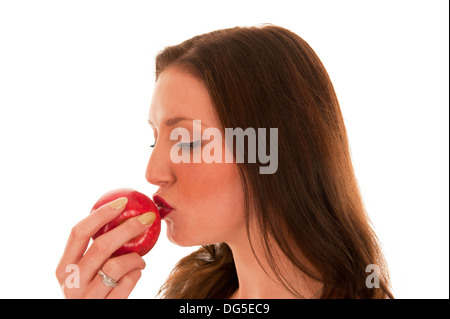 Jeune fille aux lèvres rouges baisers une pomme rouge en mode portrait Banque D'Images