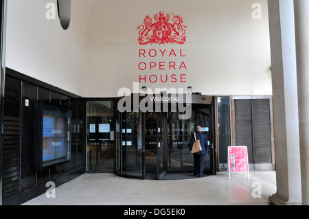 Un homme se présente au Royal Opera House, Covent Garden, London, UK Banque D'Images