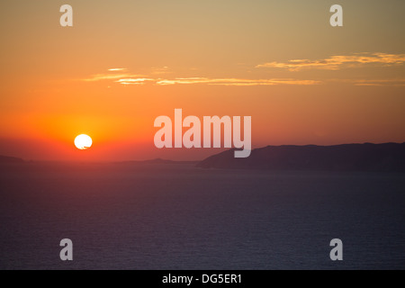 Belle vue sur le littoral au coucher du soleil, la mer Égée et les montagnes rocheuses de Folegandros, une île étonnante de la Grèce Banque D'Images