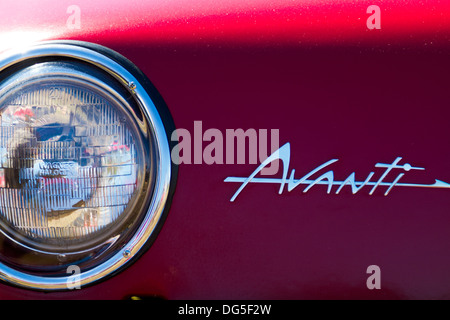 Close up de logo et des projecteurs sur rouge 1963 Studebaker Avanti Banque D'Images