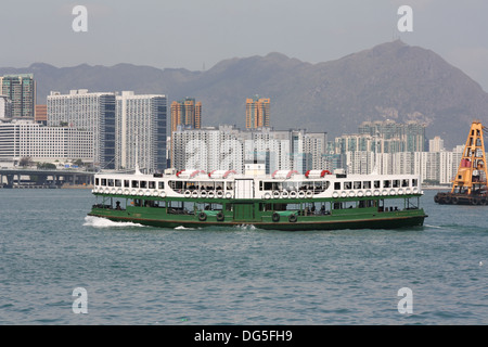Une Star solaire, l'une des flotte Star Ferry qui fait la navette entre l'île de Hong Kong et de Kowloon. Banque D'Images