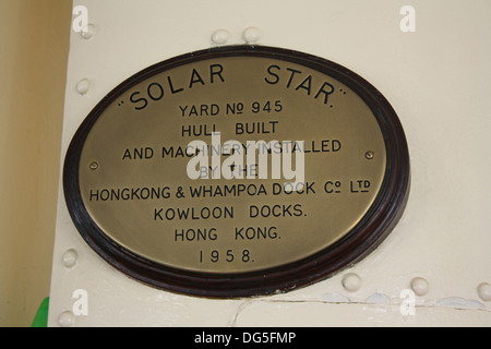 Plaque solaire fabricants pour Star, l'une des flotte Star Ferry reliant l'île de Hong Kong et de Kowloon Banque D'Images