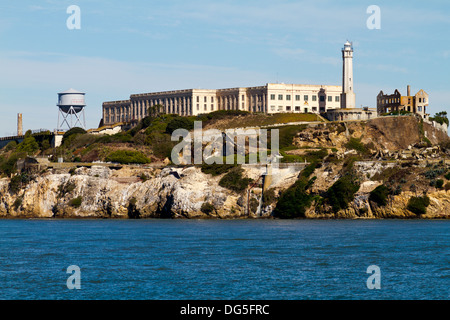 Vue rapprochée d'Alcatraz montrant tower, blocs de cellules, et des falaises rocheuses. Banque D'Images