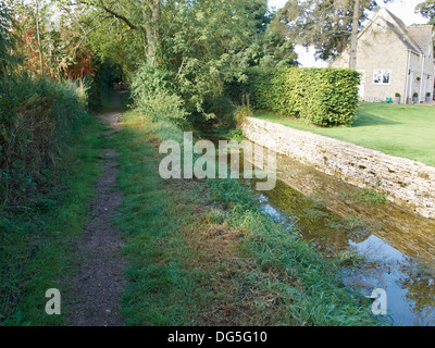 Tamise et la Thames Path près de Ewen, Gloucestershire, Angleterre Banque D'Images