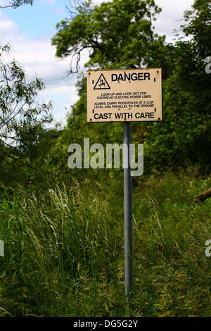 Danger des lignes électriques à venir signer pour les pêcheurs Banque D'Images