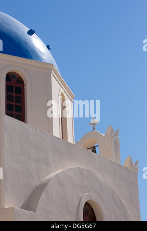 La belle église du 18ème siècle et son clocher au dôme bleu est le symbole de l'île de Santorin.Agiou Mina. Banque D'Images