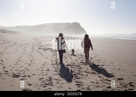 Marchant le long d'une plage de l'algarve au portual Banque D'Images