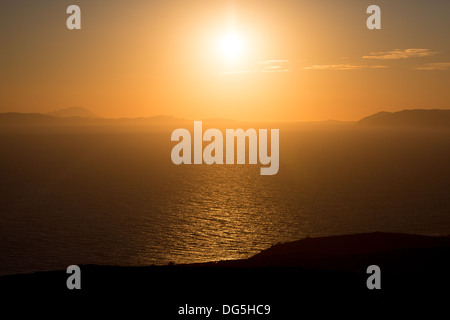 Belle vue sur le littoral au coucher du soleil, la mer Égée et les montagnes rocheuses de Folegandros, une île étonnante de la Grèce Banque D'Images