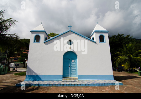 Chapelle de l'Église catholique au Praia do Curral (curral beach) à Ilhabela, port de l'état de São Paulo, Brésil Banque D'Images