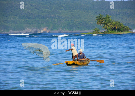 Les hommes de la pêche, près de Las Galeras, péninsule de Samana, République Dominicaine Banque D'Images