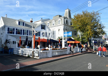 Vue panoramique sur la rue un café restaurant patio avec coin repas en plein air dans la station balnéaire de Cape Cod, Massachusetts USA Provincetown. Banque D'Images