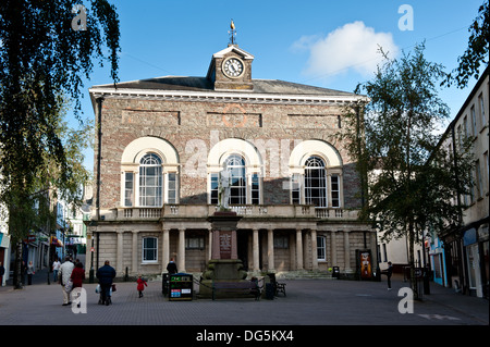 Une vue de Guildhall Square dans la ville de Carmarthen, pays de Galles, UK,Carmarthenshire Banque D'Images