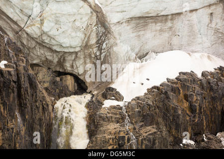 Vidange de l'eau de fonte d'un glacier à Alkefjellet dans le nord du Svalbard. De tous les glaciers reculent, Svalbards Banque D'Images