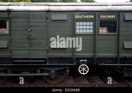 Chemin de fer du Sud, un camion vert dans les voies latérales à Bluebell Railway, Sussex Banque D'Images