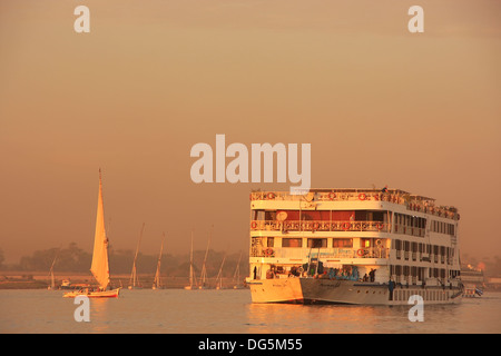 Bateau de croisière sur le Nil au coucher du soleil, Luxor, Egypte Banque D'Images