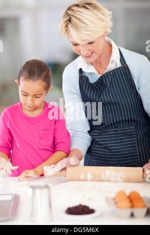 Grand-mère et petite-fille cute dans la cuisine des cookies Banque D'Images