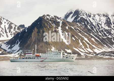 Le navire de recherche russe AkademiK Sergey Vavilov, un navire de la glace renforcée sur une croisière expédition au nord de Svalbard. Banque D'Images