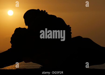 Silhouette de la sculpture 'Kiss' ('El Beso') au coucher du soleil, Parque del Amor, Miraflores, Peru Banque D'Images